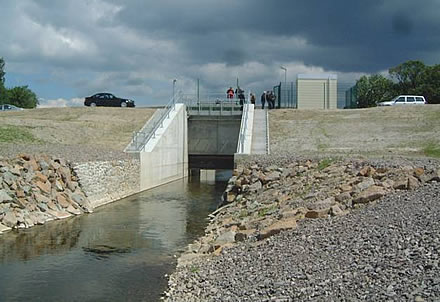 Neubau einer ökologisch durchgängigen Deichkreuzung am Absperrbauwerk Lober-Leine-Kanal / Mulde in Bitterfeld (Sachsen Anhalt)